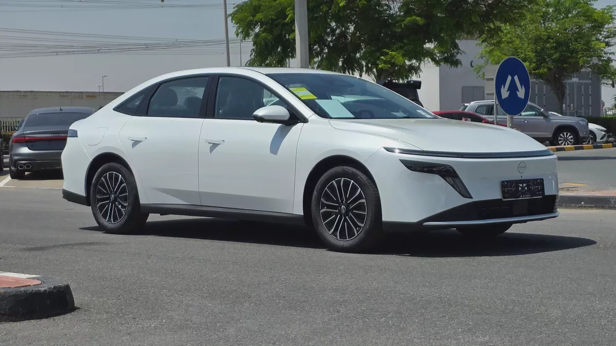 Nissan N6 180 Max (White Black)