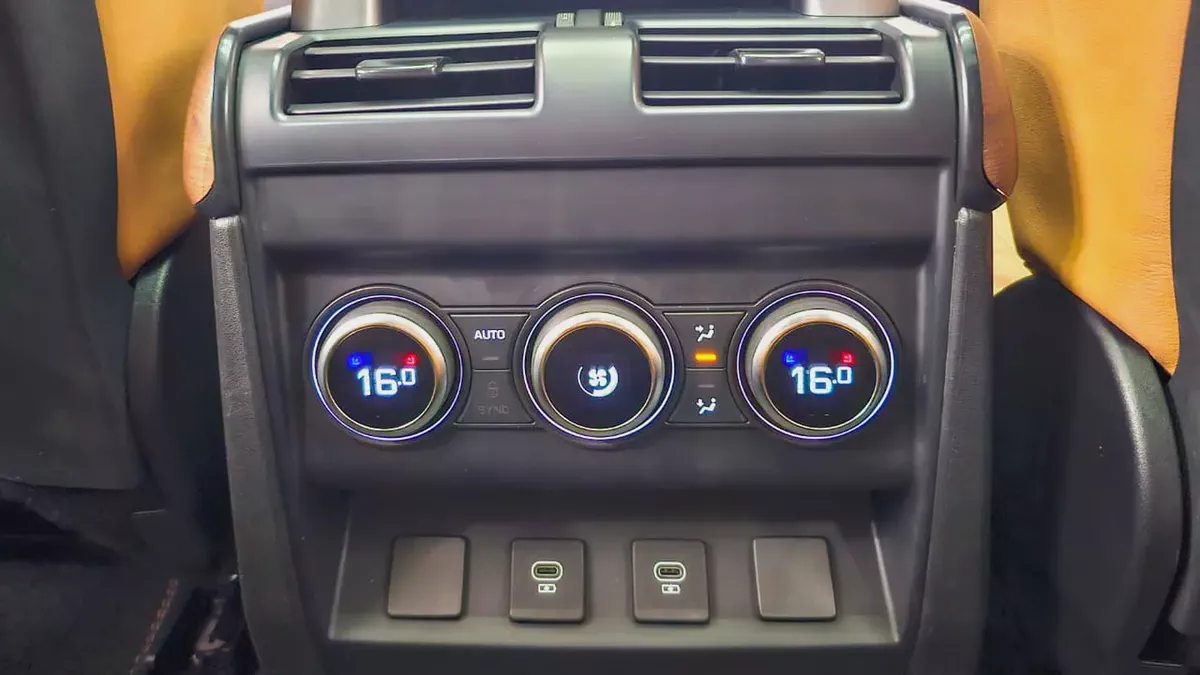 LAND ROVER - DEFENDER - 110 HSE - V 6 P400 - GCC SPECS - 2023 MODEL - 148000KM-9-9