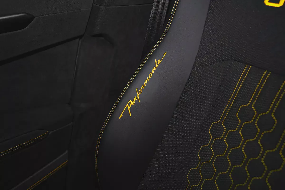 2023 URUS PERFORMANTE RIGHT HAND | VERY LOW MILEAGE | 60TH ANNIVERSARY EDITION | AKRAPOVIC EXHAUST-14-14