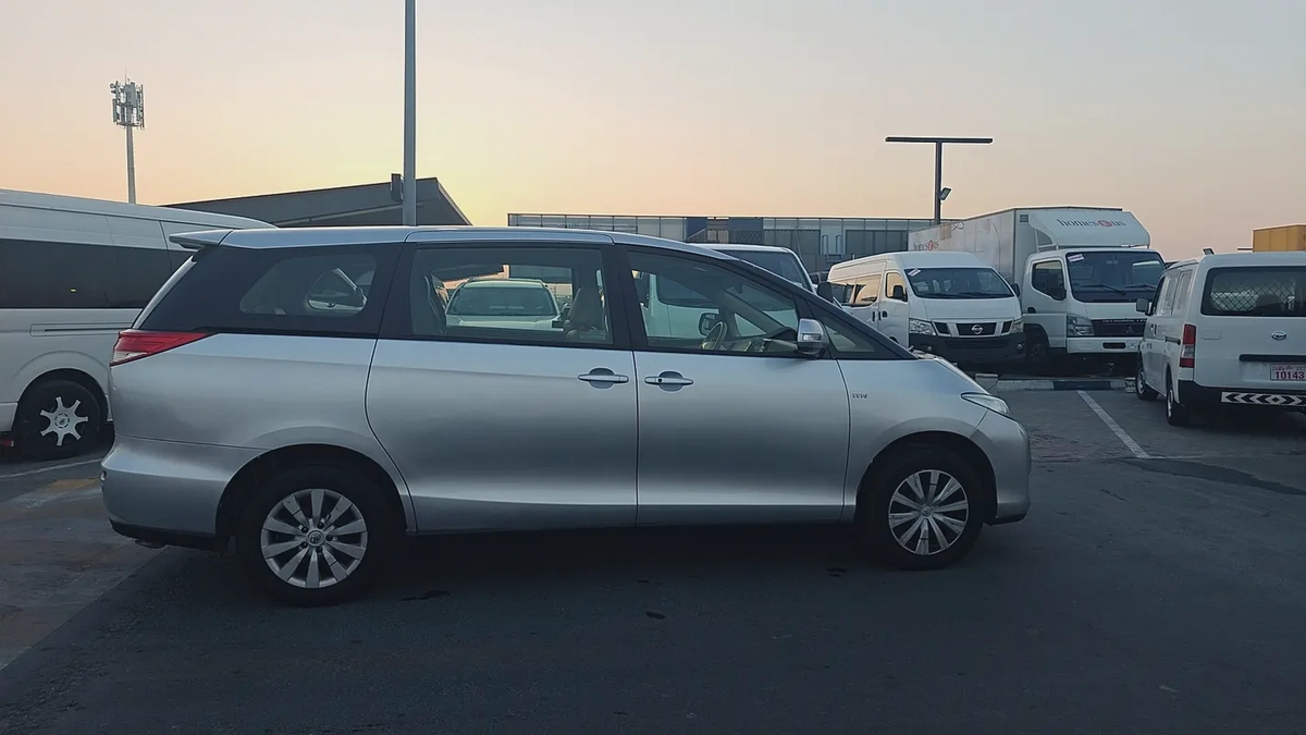 Toyota Previa 2015 SE | GCC Specs | Reliable Family Minivan-3-3