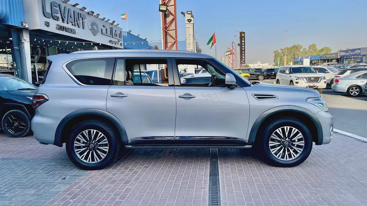 Nissan patrol SE platinum V6 full options original paint 100% Free Accident single ouner No issues-7-7