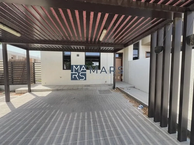 Spacious, Luxury 3 Bedroom Corner Townhouse with Close Kitchen Available For Rent-0
