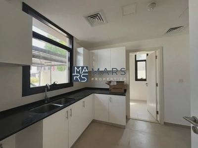 Spacious, Luxury 3 Bedroom Corner Townhouse with Close Kitchen Available For Rent-3