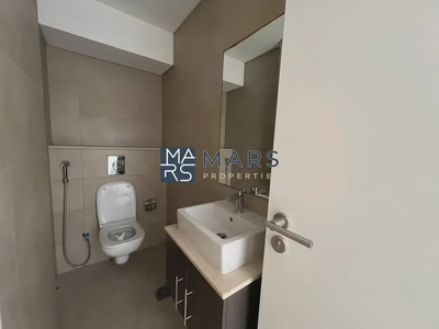 Spacious, Luxury 3 Bedroom Corner Townhouse with Close Kitchen Available For Rent-4