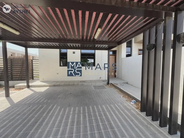 Spacious, Luxury 3 Bedroom Corner Townhouse with Close Kitchen Available For Rent