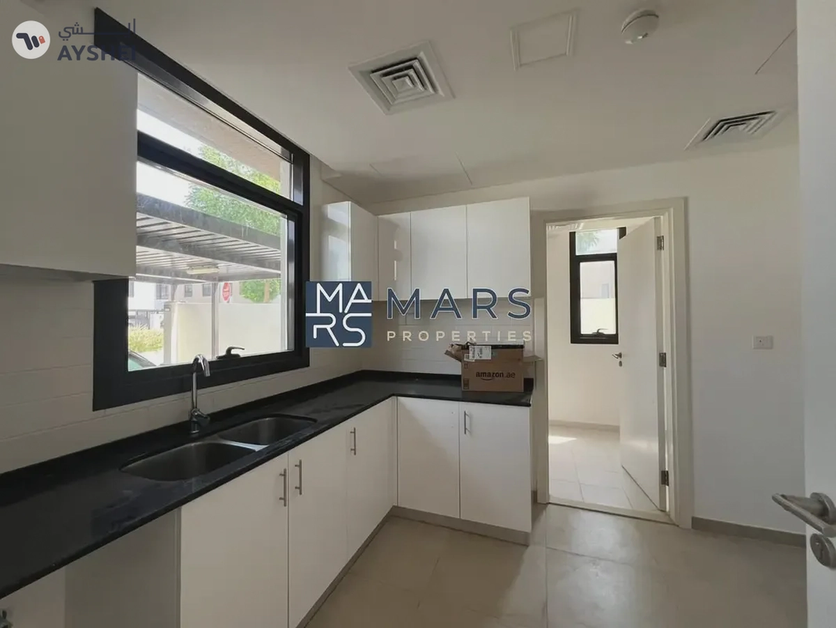 Spacious, Luxury 3 Bedroom Corner Townhouse with Close Kitchen Available For Rent-3-3