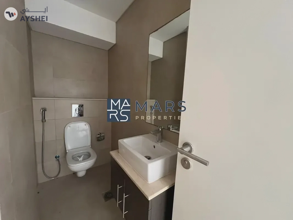 Spacious, Luxury 3 Bedroom Corner Townhouse with Close Kitchen Available For Rent-4-4
