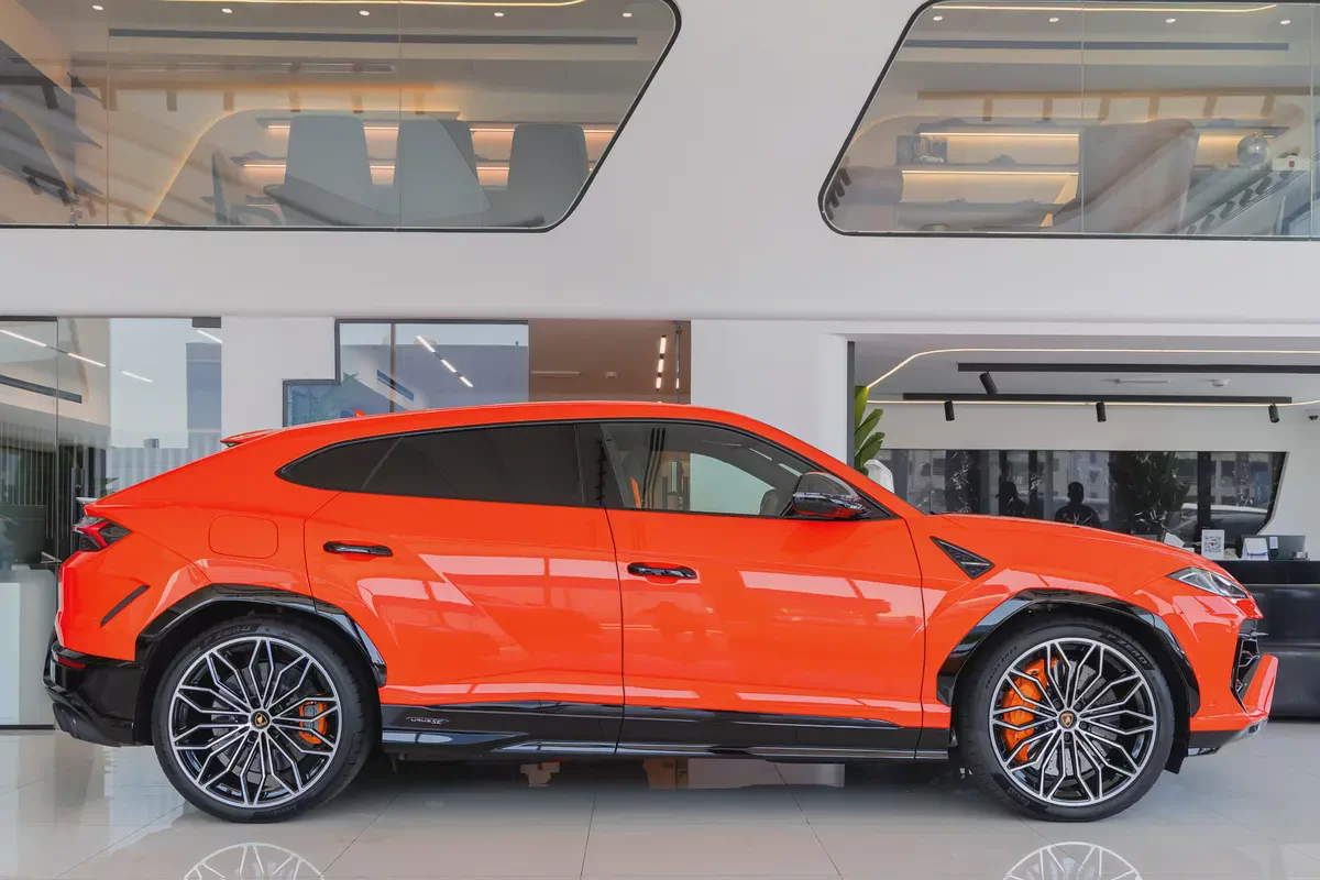 Lamborghini Urus SE | Slightly Used | WARRANTY + SERVICE CONTRACT | FULL CARBON FIBE-6-6