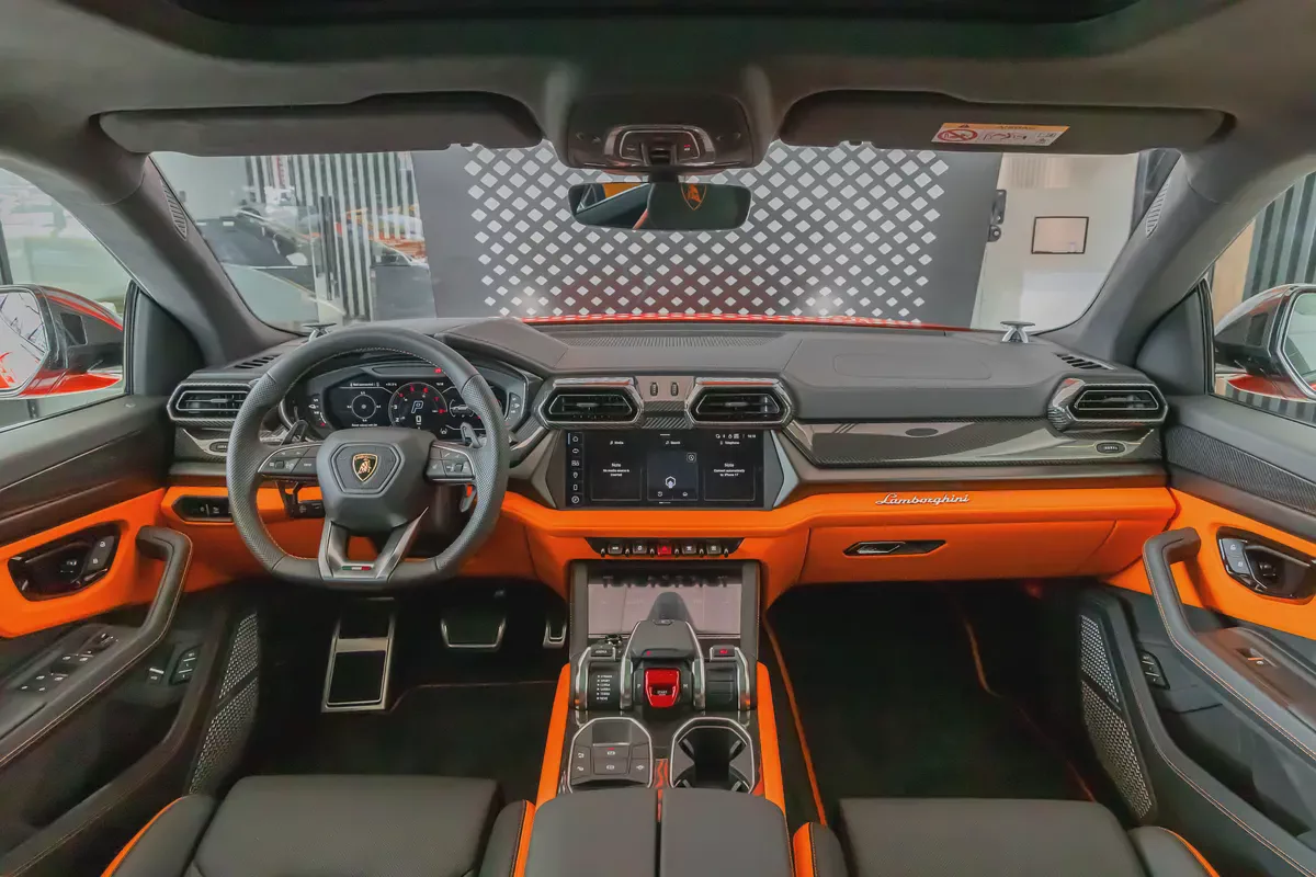Lamborghini Urus SE | Slightly Used | WARRANTY + SERVICE CONTRACT | FULL CARBON FIBE-8-8