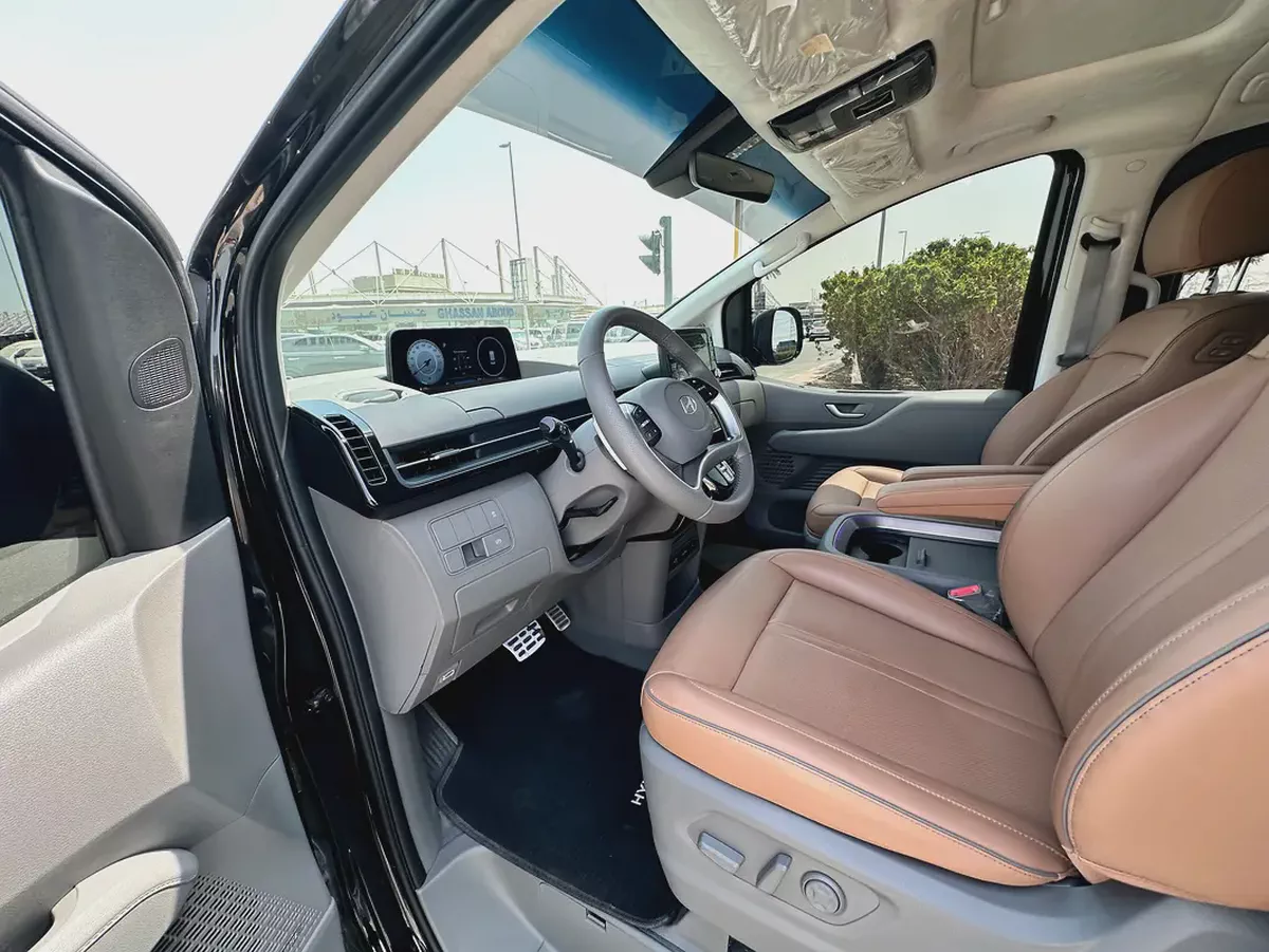 Hyundai Staria Premium | GCC Specs under warranty +Service contract-9-9