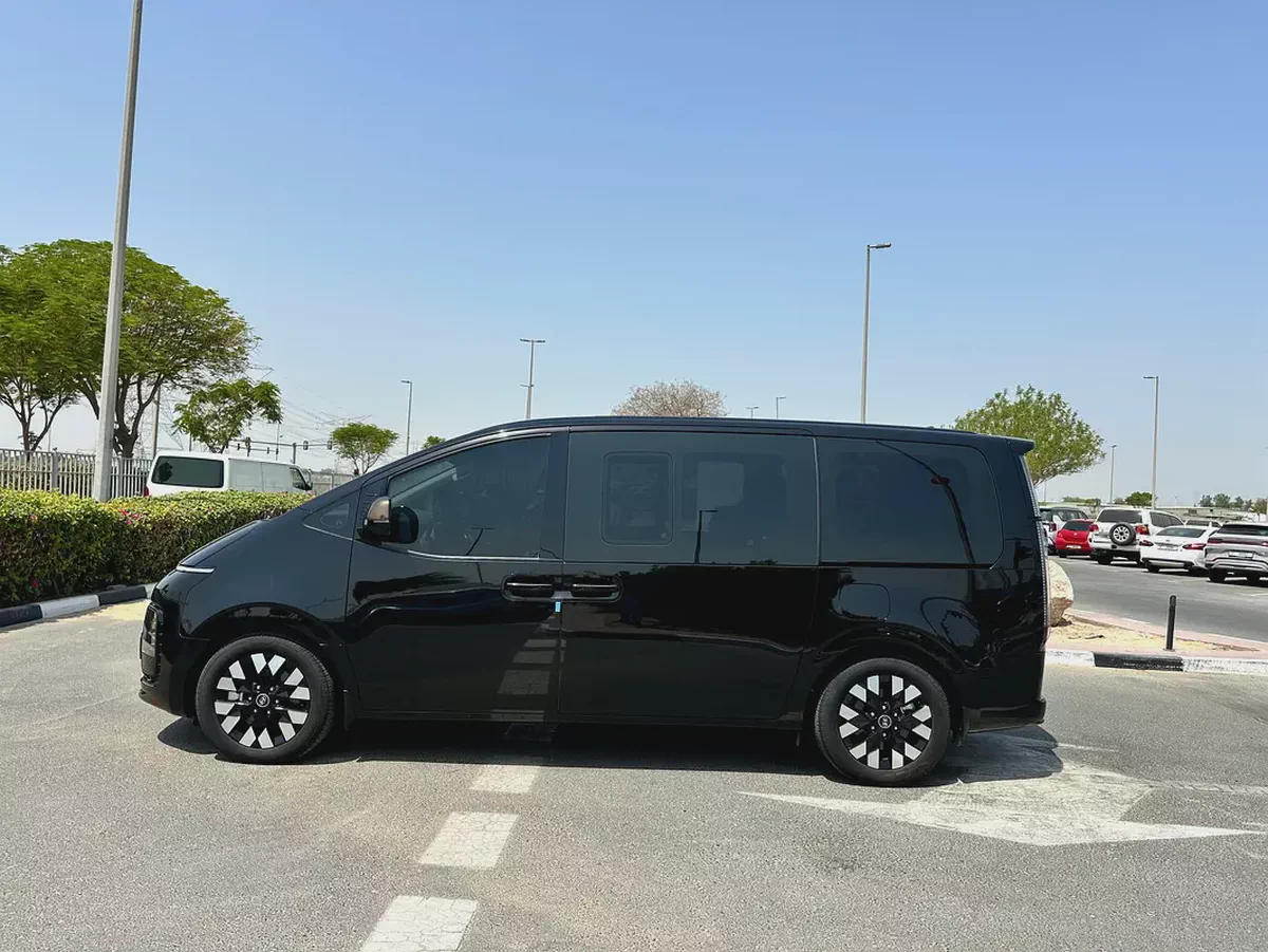 Hyundai Staria Premium | GCC Specs under warranty +Service contract-3-3