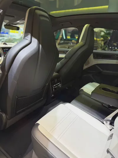 2025 Porsche Cayenne Coupe  GCC Only 10000 km-17