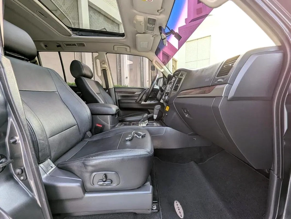 MITSUBISHI PAJERO 2017 GLS TOP FULL OPTION V6 3.8L IN EXCELLENT CONDITION