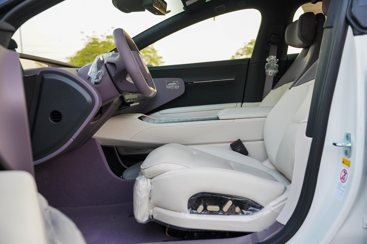 2025 AVATR 12 Ultra Extended Range Sedan White 0Km-8-8