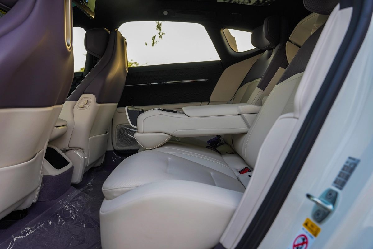 2025 AVATR 12 Ultra Extended Range Sedan White 0Km-10-10