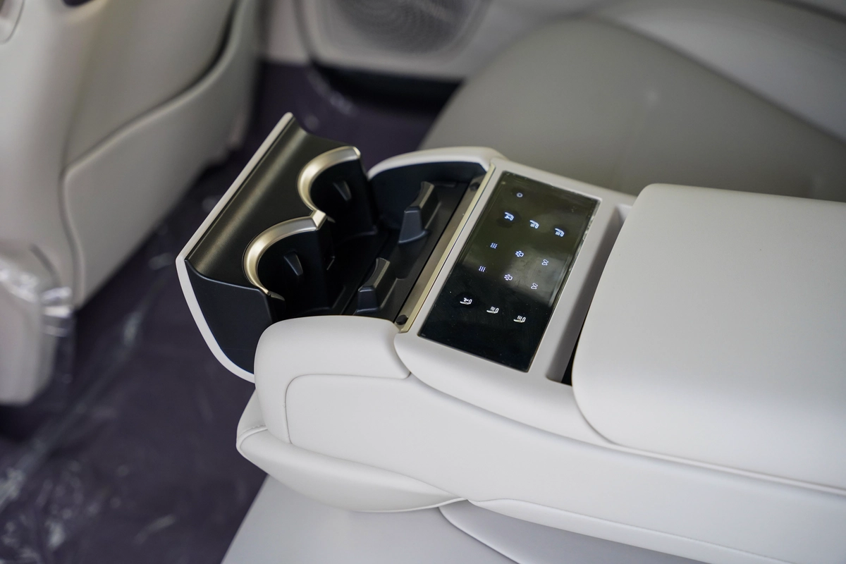 2025 AVATR 12 Ultra Extended Range Sedan White 0Km-3-3