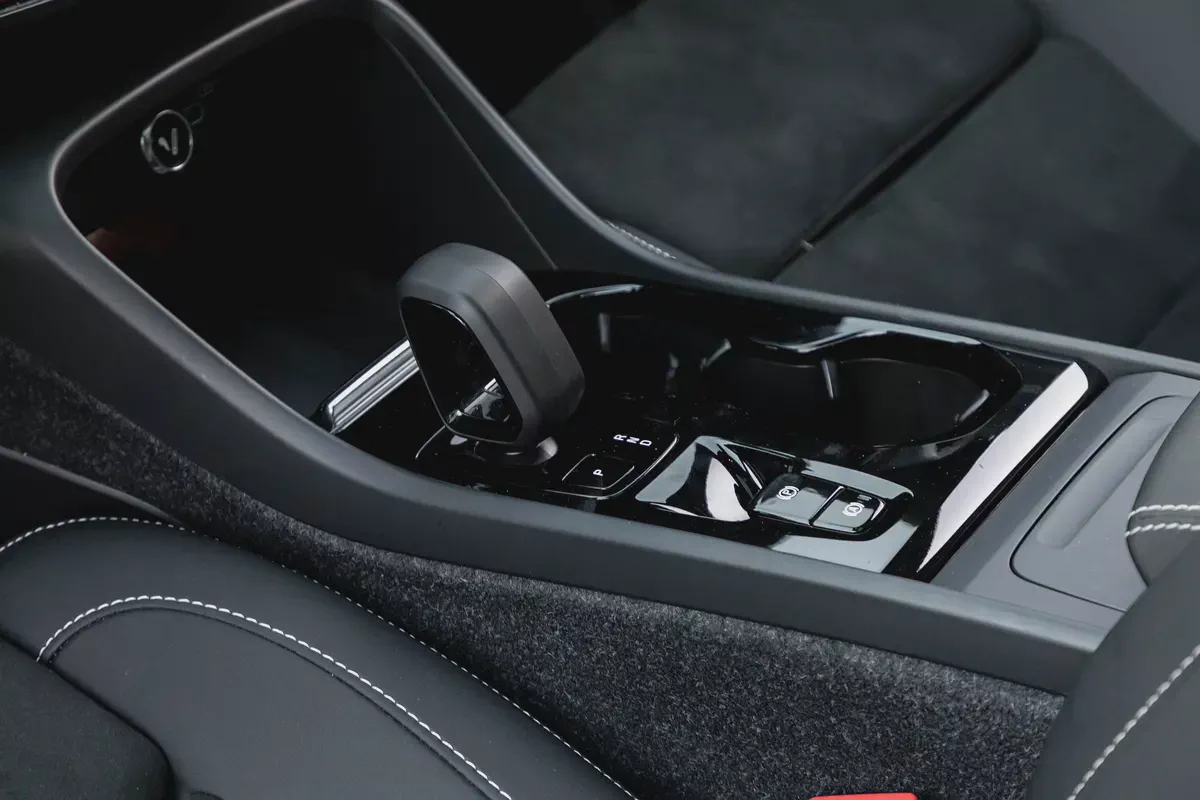 2,253 P.M |  XC40 B4 Ultimate Dark | 0% Downpayment | 2029 Warranty!-9-9