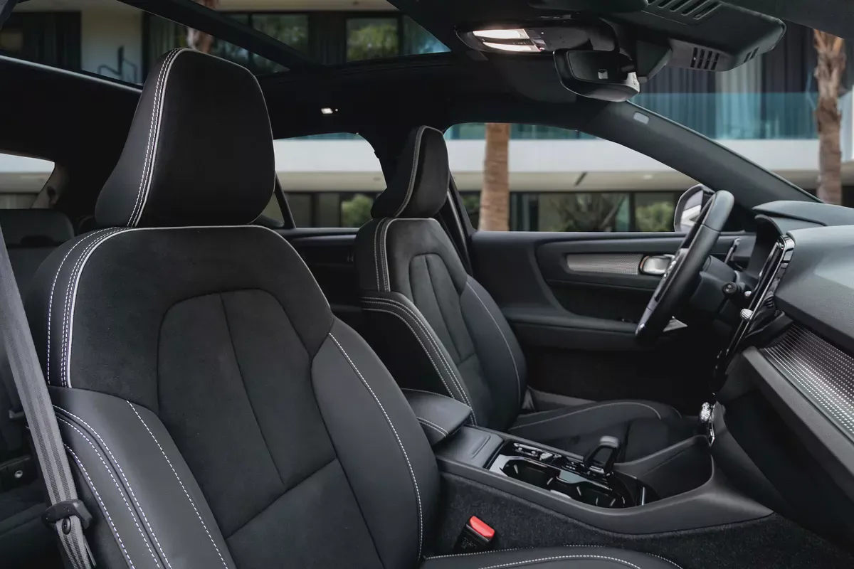 2,253 P.M |  XC40 B4 Ultimate Dark | 0% Downpayment | 2029 Warranty!-10-10