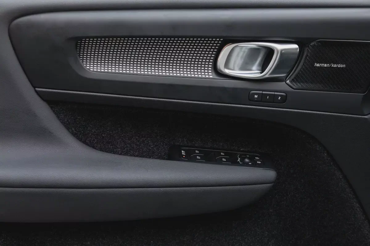2,253 P.M |  XC40 B4 Ultimate Dark | 0% Downpayment | 2029 Warranty!-12-12