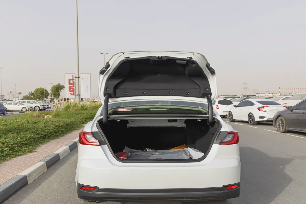Toyota Camry LE 2.5 L | Hybrid | White | Panoramic Sunroof | Electric Chair | 2026 GCC Specs-19-19