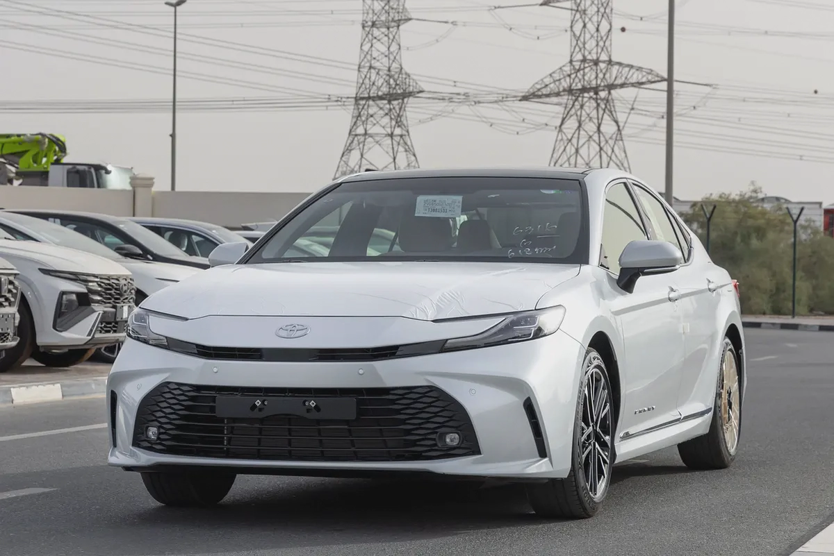 Toyota Camry LE 2.5 L | Hybrid | White | Panoramic Sunroof | Electric Chair | 2026 GCC Specs-2-2