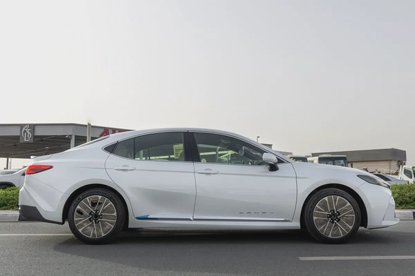 Toyota Camry LE 2.5 L | Hybrid | White | Panoramic Sunroof | Electric Chair | 2026 GCC Specs