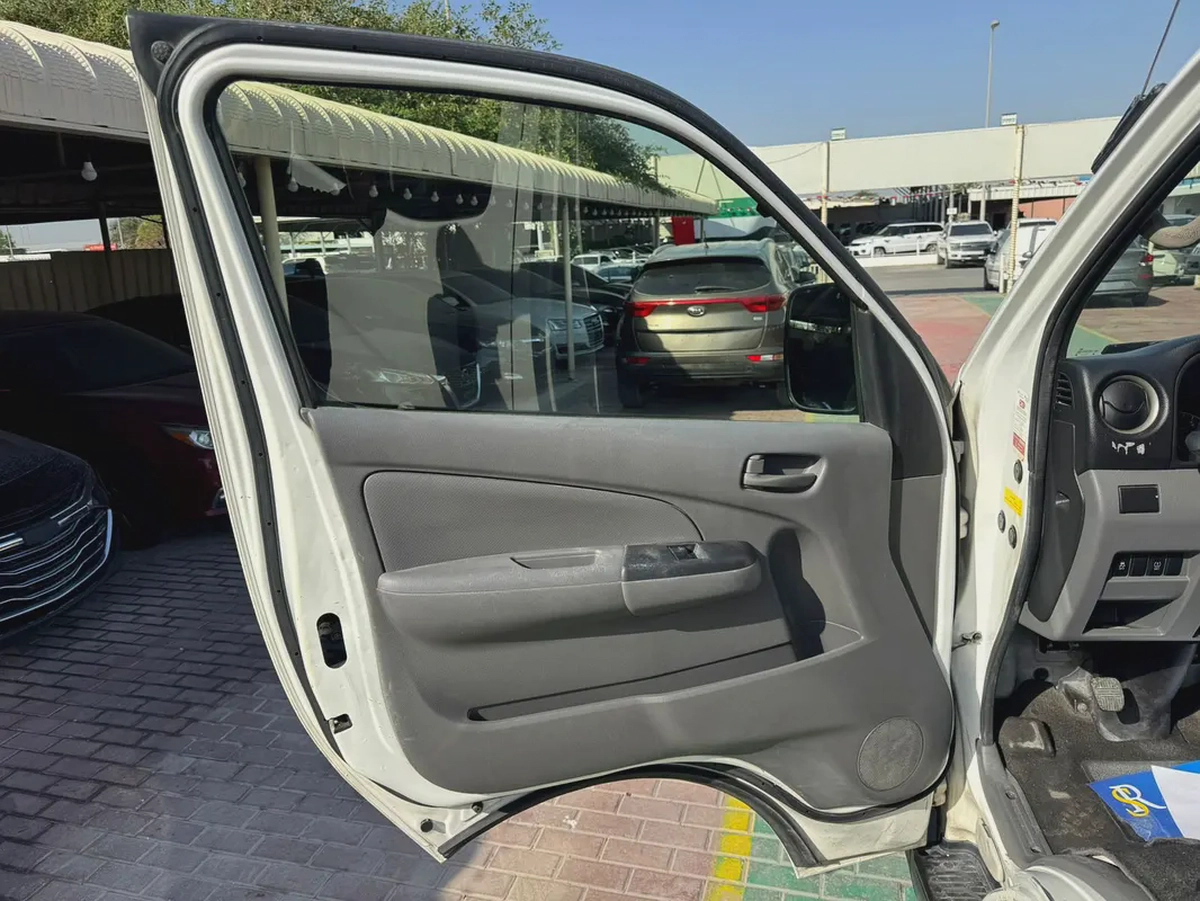 Nissan Urvan 2019 GCC Specs Well Maintained-8-8
