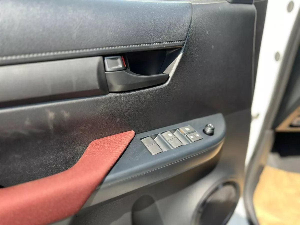 Toyota Hilux DLX EXPORT ONLY - TOYOTA HILUX 2.7L A/T (Red Interior)-17-0