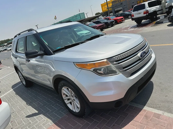 ford Explorer 2013 silver color GCC calen car