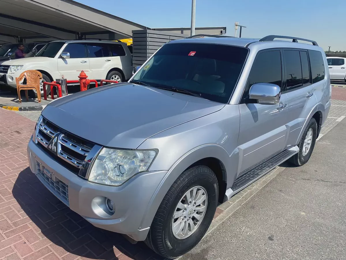 Mitsubshi pajero 2012 silver color GCC calen car-1-1