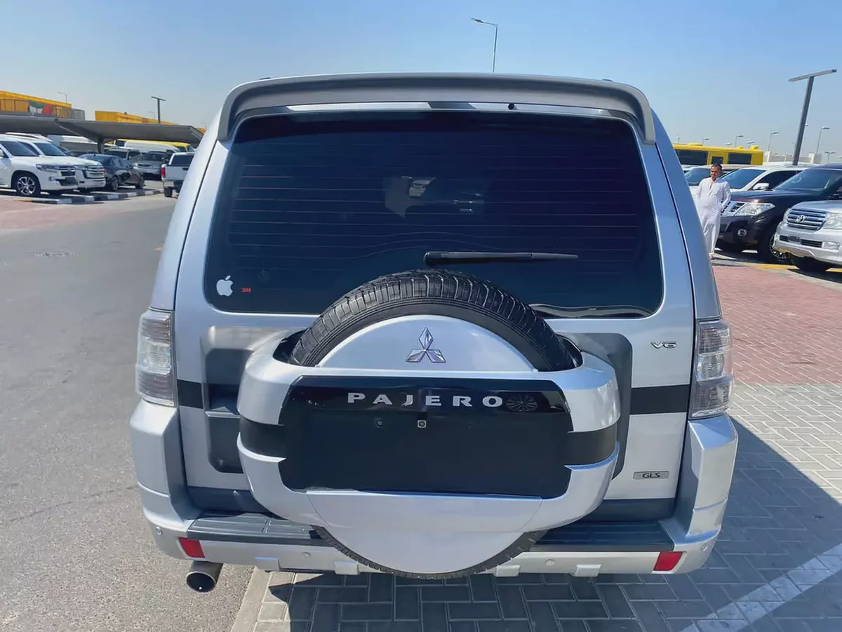 Mitsubshi pajero 2012 silver color GCC calen car-4-4