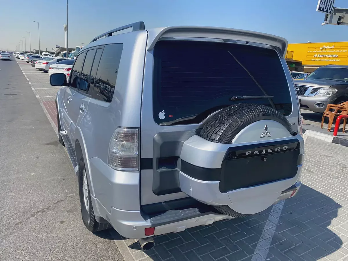 Mitsubshi pajero 2012 silver color GCC calen car-6-6