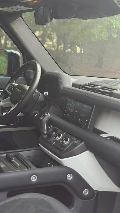Land Rover Defender 110 SE P400 · 2021 · Canadian Specs · 84,000 km · Full Black ·-4