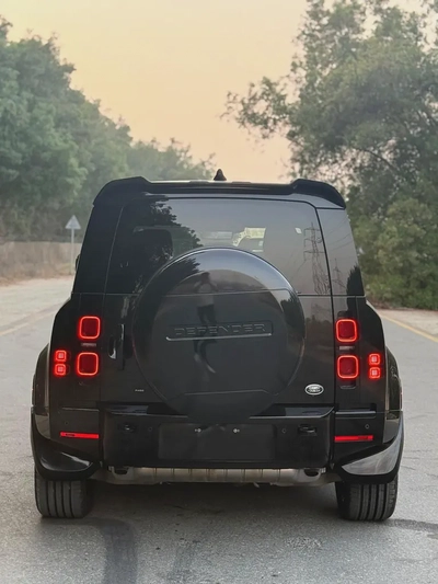 Land Rover Defender 110 SE P400 · 2021 · Canadian Specs · 84,000 km · Full Black ·-11