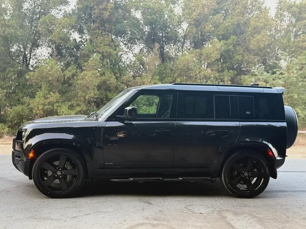 Land Rover Defender 110 SE P400 · 2021 · Canadian Specs · 84,000 km · Full Black ·