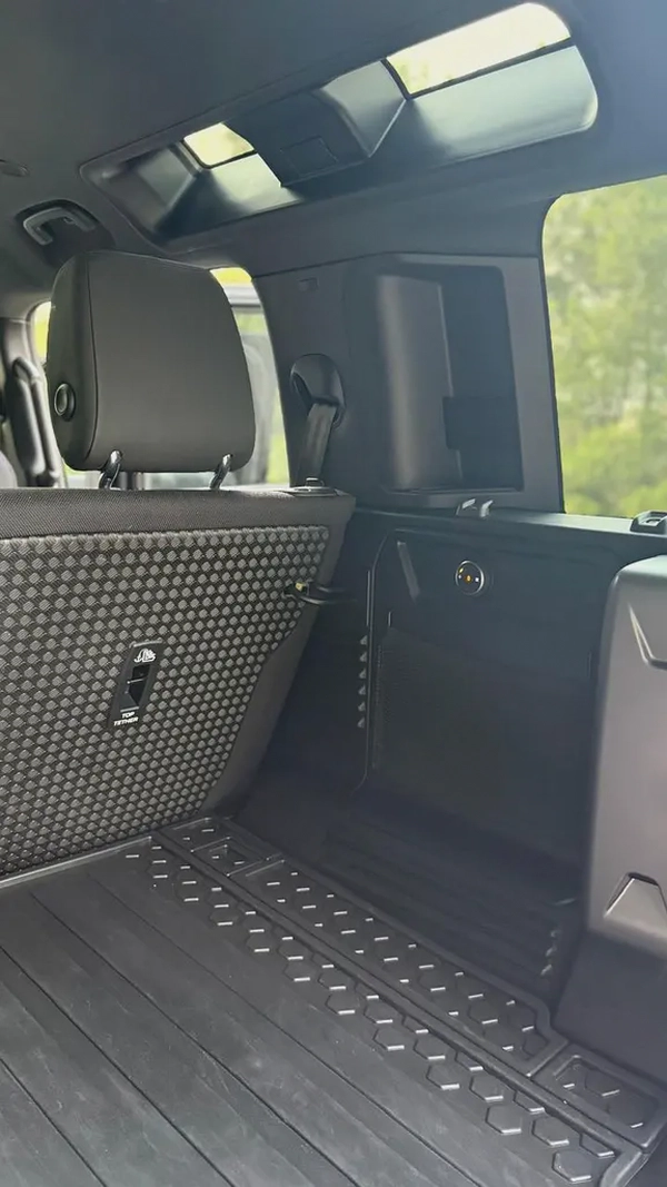 Land Rover Defender 110 SE P400 · 2021 · Canadian Specs · 84,000 km · Full Black ·