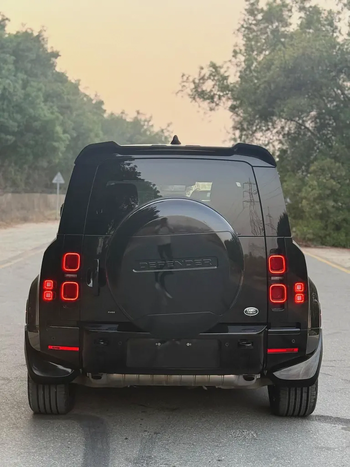 Land Rover Defender 110 SE P400 · 2021 · Canadian Specs · 84,000 km · Full Black ·-11-11