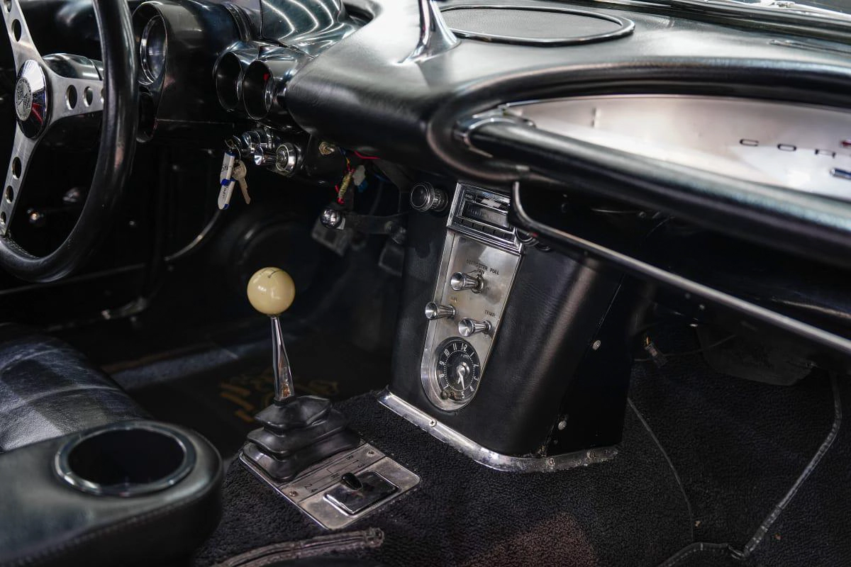 Chevrolet Corvette-8-8