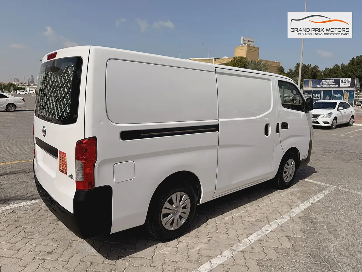 Nissan Urvan NV350 3 Seater AUTOMATIC 2022 Model GCC Specs With Service History In Perfect Condition-6-6