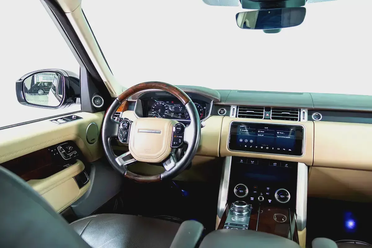 Range Rover Vogue Long Wheel Base-GCC-SVO Kit-Full Service History Available-Under Warranty-18-18