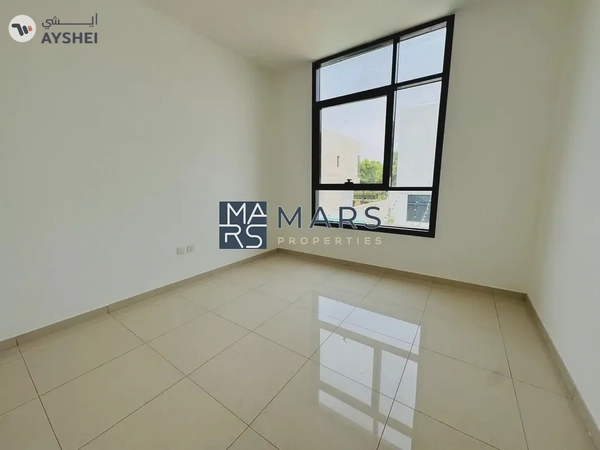 Spacious, Luxury 3 Bedroom Townhouse with Close Kitchen Available For Rent 