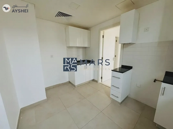 Spacious, Luxury 3 Bedroom Townhouse with Close Kitchen Available For Rent 