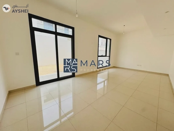 Spacious, Luxury 3 Bedroom Townhouse with Close Kitchen Available For Rent 