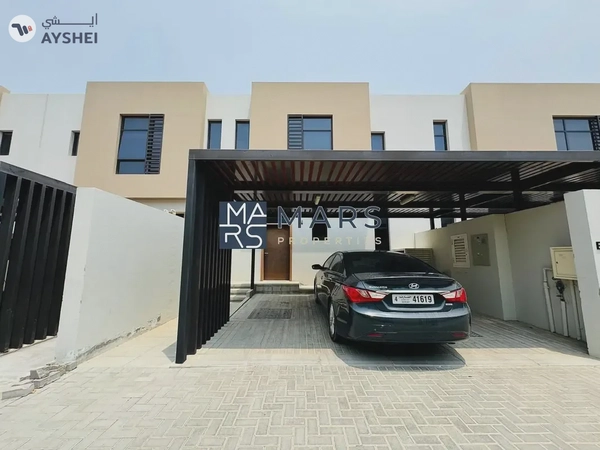 Spacious, Luxury 3 Bedroom Townhouse with Close Kitchen Available For Rent 