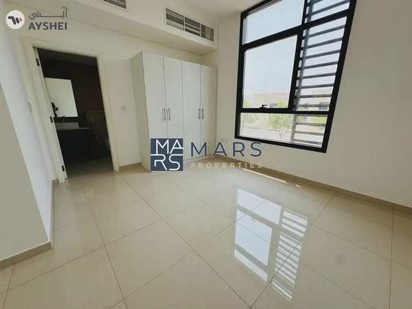 Spacious, Luxury 3 Bedroom Townhouse with Close Kitchen Available For Rent 