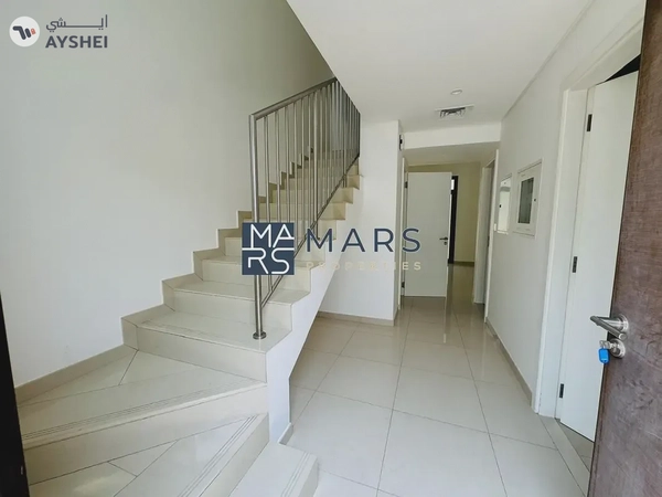 Spacious, Luxury 3 Bedroom Townhouse with Close Kitchen Available For Rent 