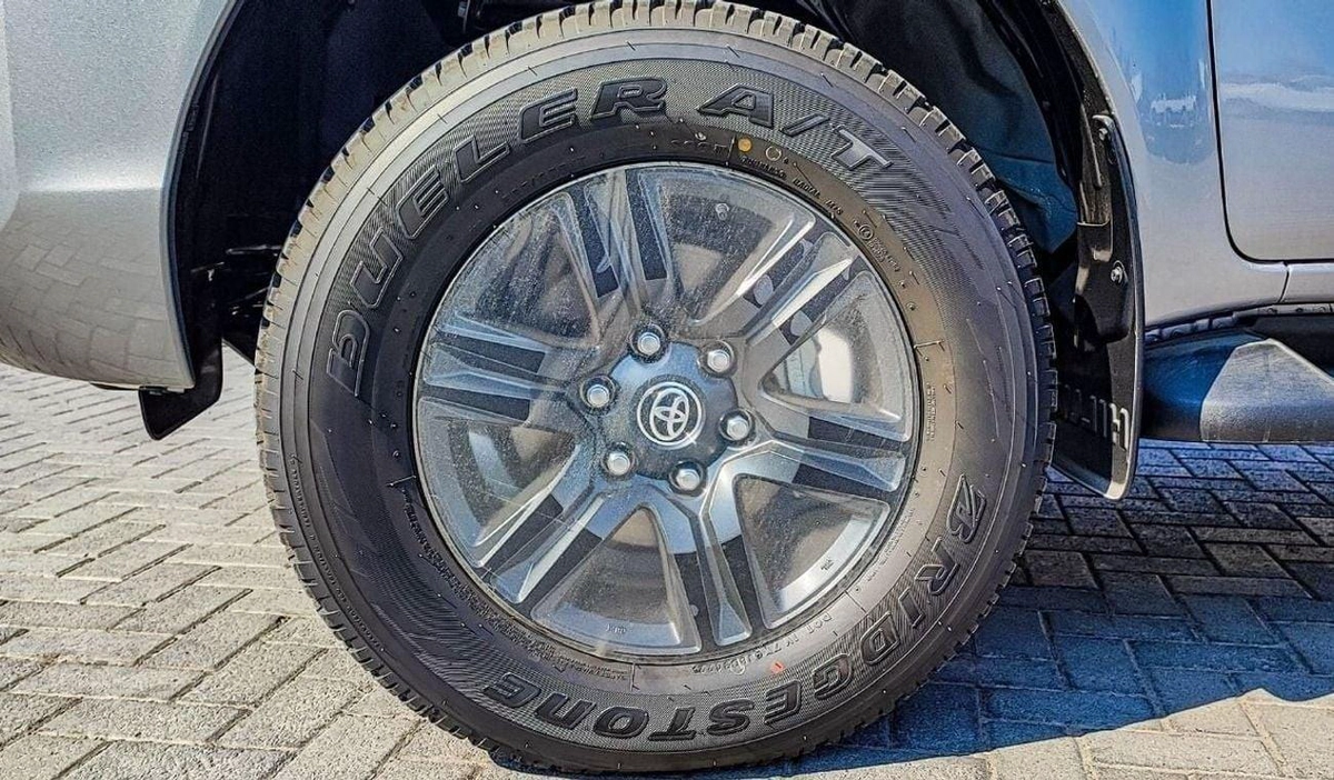 Toyota Hilux Toyota Hilux 2.4L Diesel AT Full Option MY2025_Silver-14-0