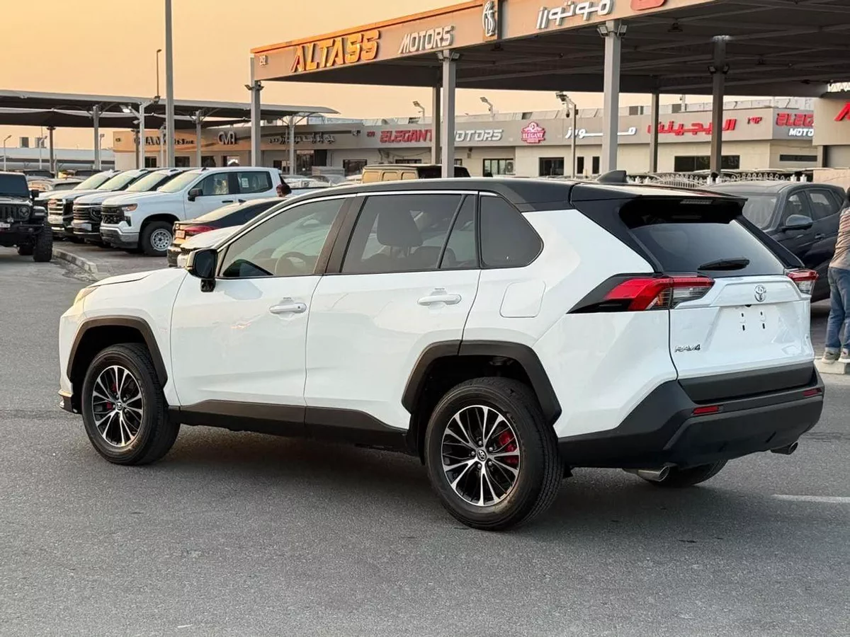 Toyota RAV4 Le 2.5L 2025-9-0