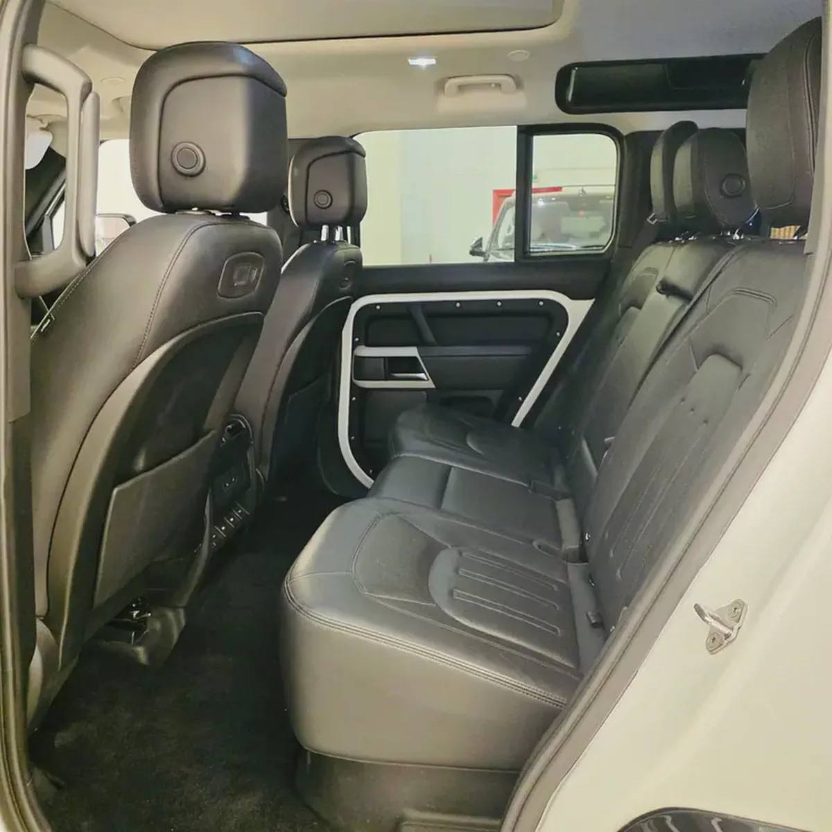 AED 2741 PM | DEFENDER 110 HSE P400 V6 2020 | WELL MAINTAINED | 1 YEAR WARRANTY-17-17