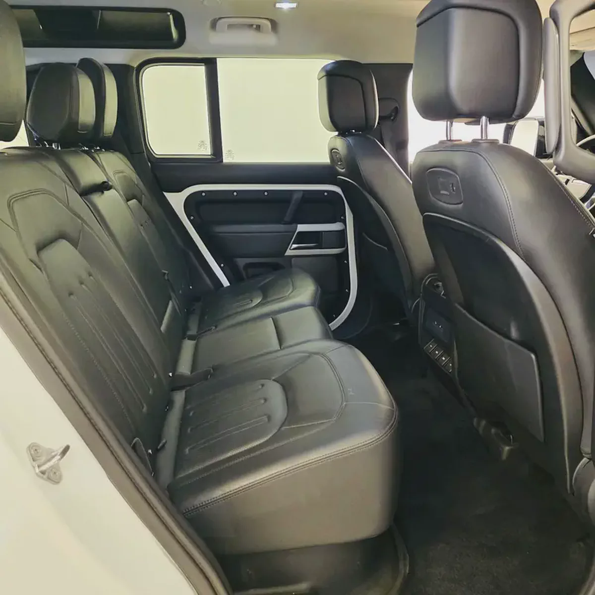AED 2741 PM | DEFENDER 110 HSE P400 V6 2020 | WELL MAINTAINED | 1 YEAR WARRANTY-19-19